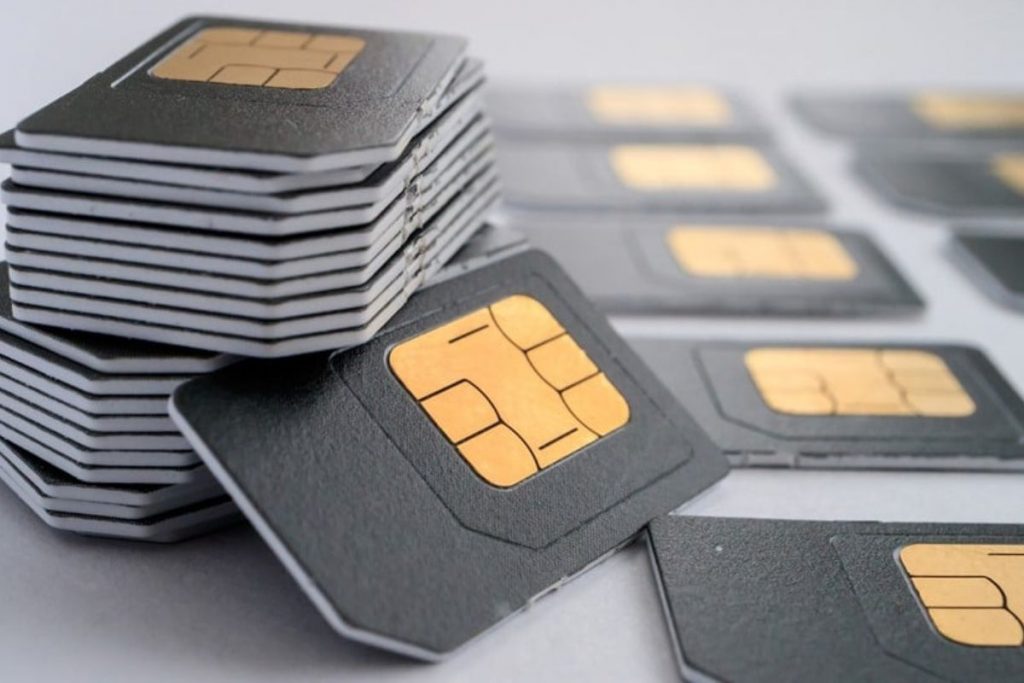 SIM vật lý là một loại thẻ nhựa nhỏ, chứa một chip điện tử