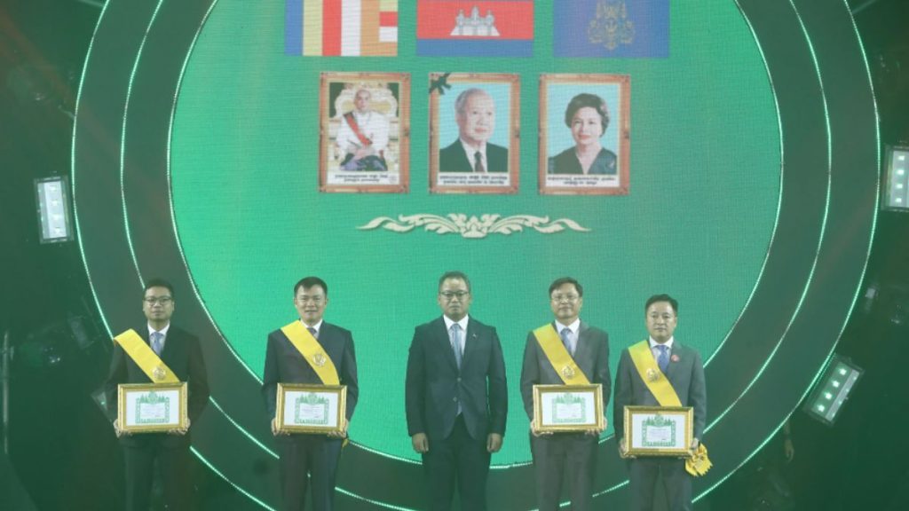 Các tập thể, cá nhân của Viettel và MetFone được phó Thủ tướng Campuchia trao huân chương Hoàng gia