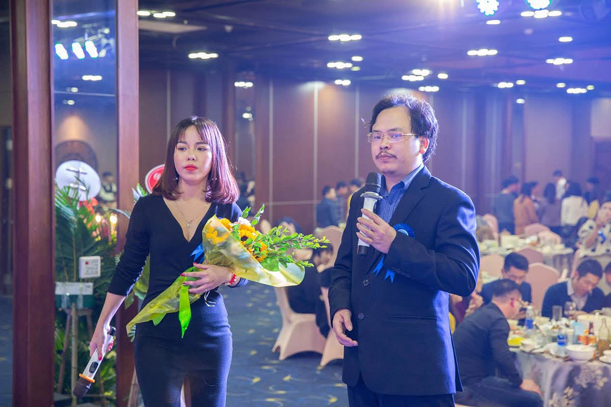 CEO Hoàng Văn Dương phát biểu trong tiệc tất niên công ty